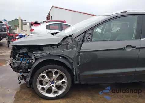2019 Ford Escape Titanium z USA, uszkodzony, nr VIN 1FMCU9J92KUB65624